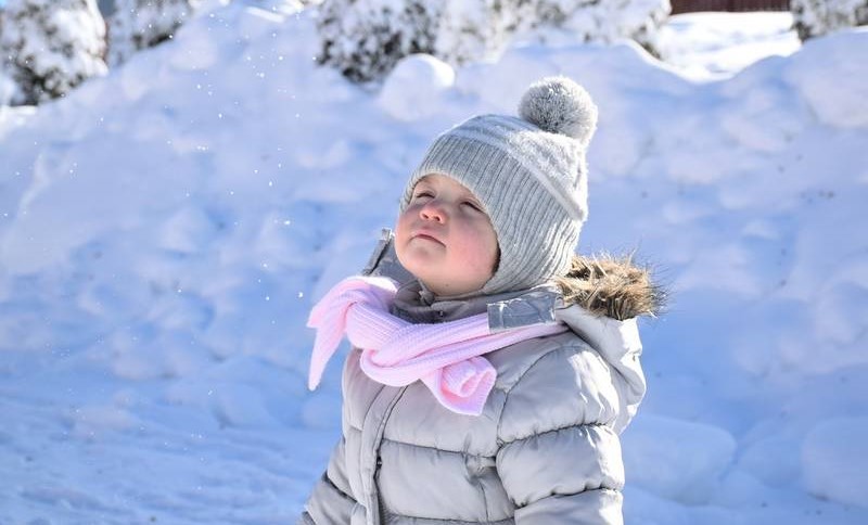 孩子们喜欢在寒冷的天气里玩雪