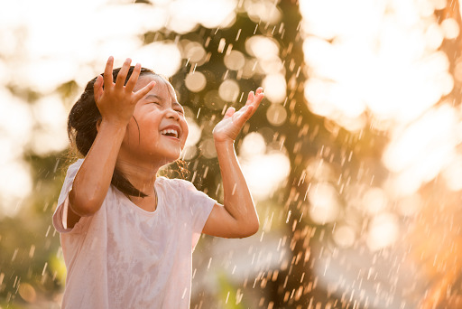 孩子们喜欢在雨中洗澡